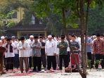 jemaat-sedang-melakukan-sholat-istisqa-bersama.jpg