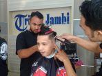 jhaco-komunitas-barber-di-jambi-bukan-profesi-yang-dipandang-sebelah-mata.jpg
