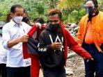 jokowi-melepas-jaket-merah-yang-dipakai-lalu.jpg