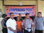 kapolres-bungo-memperlihatkan-pelaku-pembunuhan-gadis-19-tahun-yang-berbaju-orange.jpg