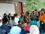 kegiatan-bupati-sarolangun-h-cek-endra-saat-bertemu-dengan-anak-sekolah.jpg