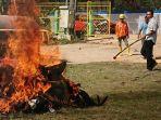 kejari-jambi-bakar-barang-bukti-offset-dan-hanphone-di-talang-gulo-miras-diratakan-dengan-tanah.jpg