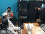 keluarga-terduga-teroris-mabes-polri-saat-menjawab-pertanyaan-dari-petugas-administrasi-forensik.jpg