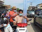 ketua-dprd-kabupaten-merangin-herman-effendi-membagikan-ribuan-masker-di-pasar-muaro-dalang.jpg