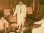 ki-hajar-dewantoro-bertemu-dengan-presiden-sukarno-pada-desember-1956-di-ugm-yogyakarta_20160502_203427.jpg