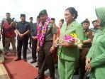 kolonel-arh-elphis-rudi-bersama-istri-tiba-di-vip-bandara-sultan-thaha-jambi.jpg