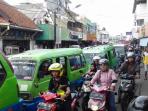 kondisi-lalu-lintas-kawasan-puncak-menuju-jakarta_20151227_113912.jpg