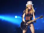 madonna-bergitar-konser_20150622_133353.jpg