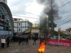 mahasiswa-imm-jambi-gelar-aksi-bakar-ban-di-depan-kampus.jpg