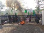 mahasiswa-pmii-dan-hmi-kepung-gedung-dprd-merangin-pelantikan-anggota-dewan-diwarnai-aksi-demo.jpg