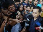 mantan-ketua-dpr-ri-setya-novanto-meninggalkan-gedung-kpk-usai-menjalani-pemeriksaan-di-jakarta.jpg