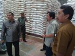 mashuri-cek-gudang-bulog_20180515_122022.jpg