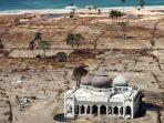 masjid-rahmatullah-di-aceh-saat-tsunami.jpg