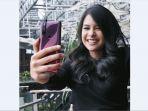maudy-ayunda-memamerkan-smartphone-terbaru.jpg