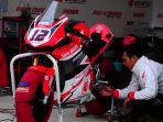 mekanik-ahm-sedang-melakukan-perawatan-motor-balap.jpg