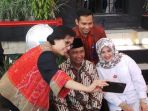 menteri-keuangan-sri-mulyani-berselfie-dengan-kepala-desa-ponggok-junaedhi-mulyono_20170823_183018.jpg