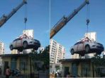 mobil-diderek-ke-atap_20170824_174357.jpg