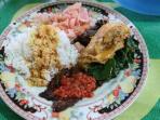 nasi-padang-di-warung-nasi-ampera-dendeng_20161009_101822.jpg