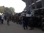 panser-tni-berjaga-di-stadion-gelora-utama-bung-karno_20151018_142526.jpg