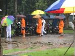 para-biksu-berjalan-di-tengah-hujan-di-kompleks_20180529_145856.jpg
