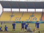para-pemain-persib-bandung-berlatih-di-stadion-si-jalak-harupat-senin-26112018.jpg