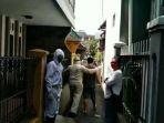 para-petugas-berpakaian-hazmat-berhasil-mengamankan-seora.jpg