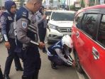 parkir-dishub-kota-jambi-kempeskan-ban-mobil_20180305_174315.jpg