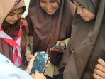 pelajar-di-tigo-lurah-bisa-belajar-daring-dari-rumah-pakai-telkomsel.jpg