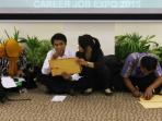 pelamar-kerja-job-fair_20150420_160249.jpg