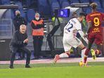 pelatih-as-roma-memberikan-semangat-ke-pemainnya.jpg