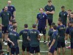 pelatih-italia-roberto-mancini-berbicara-dengan-para-pemain.jpg