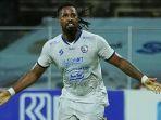 pemain-arema-selebrasi-usai-mencetak-gol.jpg