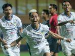 pemain-psim-jogja-saat-merayakan-selebrasi-gol-yang-diciptakan-di-laga-liga-2-indonesia.jpg