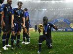pemain-timnas-prancis-ngolo-kante-kala-memegang-trofi-piala-dunia-2018.jpg