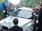 pemakaman-dengan-mobil-bmw_20180613_211842.jpg