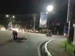 pengendara-motor-jatuh.jpg