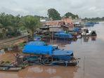 perahu-ketek-bersandar-di-Suak-Kandis.jpg