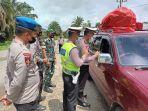 petugas-check-point-di-sarolangun-saat-mengecek-pengendara-yang-melintas-saat-libur-nataru.jpg