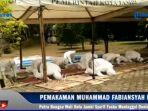 petugas-yang-mengenakan-baju-hazard-melakukan-salat.jpg