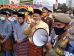 plt-bupati-sarolangun-hilalatil-badri-saat-menemui-massa-aksi-di-depan-gedung-dprd-sarolangun.jpg