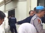 polisi-adang-wartawan-di-polda-jambi-14092025.jpg