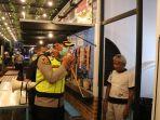 polisi-berkeliling-memberitahu-warga.jpg
