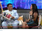 presenter-hotman-paris-hutapea-saling-lempar-bantal-dengan-co-host-nya-melaney-ricardo.jpg