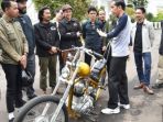 presiden-joko-widodo-membeli-motor-royal-enfield-bullet-350cc-bergaya-chopper_20180121_083606.jpg