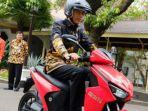 presiden-joko-widodo-menjajal-motor-listrik-gesits-di-istana-kepresidenan.jpg