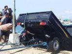proses-evakuasi-mobil-pick-up-dari-air-laut-di-pelabuhan-wuring-maumere-kabupaten-sikka-ntt.jpg