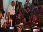 proses-kedatangan-jenazah-janry-efriyanti-sianturi-di-kediamanya-di-puri-masurai_20181105_194503.jpg