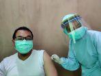 proses-penyuntikan-vaksin-hampir-selesai-oleh-bidan-ira-terhadap-dr-jasril-hardianto.jpg