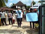 puluhan-warga-dusun-sungai-arang-demo.jpg