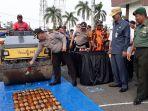 ratusan-botol-miras-ribuan-liter-miras-dan-ribuan-petasan-dimusnahkan-polres-tanjab-barat.jpg